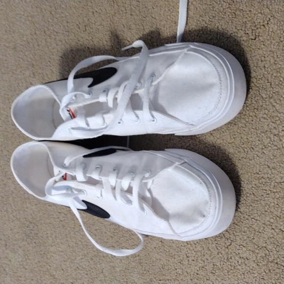 Brand new Nike canvas sneakers - Picture 2 of 4